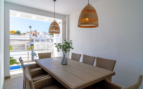 Aldea: Tabelle, Eigentum, Möbel, Pflanze, Gebäude, Holz, Interior Design, Zimmerpflanze, Beleuchtung, Schatten