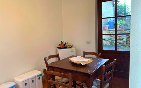 Borgo Delle Fonti: Möbel, Holz, Flooring, Tabelle, Interior Design, Fussboden, Küche & Esszimmer Tisch, Esszimmer, Stuhl, Zimmer