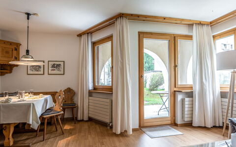 Chesa Auricula 1.1: Gebäude, Eigentum, Möbel, Tabelle, Azurblau, Holz, Textil, Interior Design, Wohnzimmer, Fenster