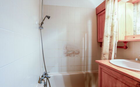 Saint Gervais 185: Badezimmer, Zimmer, Eigentum, Zapfhahn, Fussboden, Fliese, Wand, Armatur, Brausenstange, Die Architektur