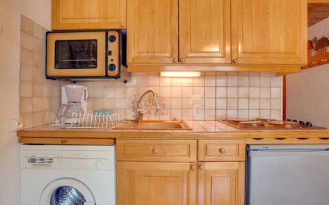 Saint Gervais 185: Cabinetry, Countertop, Küche, Zimmer, Eigentum, Möbel, Major Appliance, Mikrowelle, Haushaltsgerät, Küchengerät