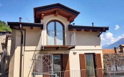 Casa degli Angeli: Himmel, Eigentum, Fenster, Gebäude, Holz, Treppe, Wohngebiet, Tür, Fassade, Grundeigentum
