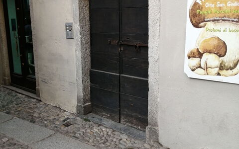 App. Il Sasso Di Olina: Tür, Strassenbelag, Tönungen Und Schatten, Fassade, Backstein, Flooring, Fenster, Strasse, Landschaft, Kunst