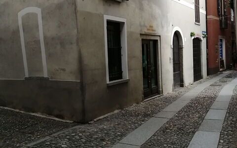 App. Il Sasso Di Olina: Fenster, Gebäude, Strassenbelag, Asphalt, Schwarz Und Weiss, Flooring, Tür, Fassade, Tönungen Und Schatten