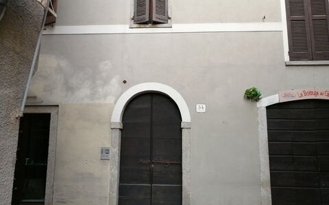 App. Il Sasso Di Olina: Gebäude, Fenster, Tür, Linie, Tönungen Und Schatten, Fassade, Symmetrie, Stadt, Schriftart