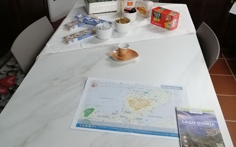 App. Il Sasso Di Olina: Tabelle, Möbel, Geschirr, Essen, Dishware, Tischdecke, Textil, Farbe, Interior Design, Teller