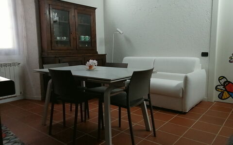 App. Il Sasso Di Olina: Gebäude, Möbel, Tabelle, Haus, Holz, Fenster, Stuhl, Interior Design, Fussboden, Tür