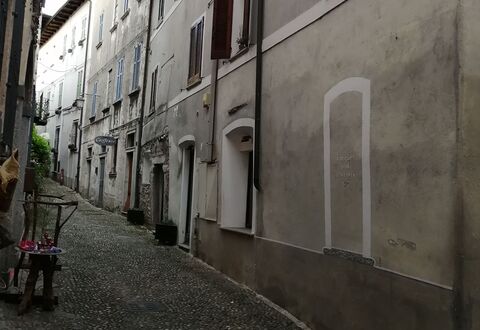 App. Il Sasso Di Olina: Fenster, Gebäude, Infrastruktur, Strassenbelag, Blumentopf, Himmel, Asphalt, Flooring, Tönungen Und Schatten, Strasse