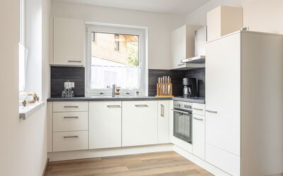 Mit 3 Schlafzimmern für Bis 10 Personen 400.3: Möbel, Eigentum, Tabelle, Cabinetry, Stuhl, Holz, Gebäude, Beleuchtung, Countertop, Interior Design