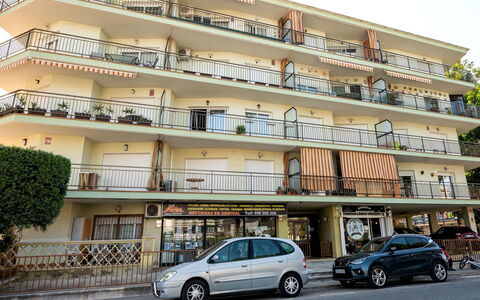 Riumar: Rad, Auto, Fahrzeug, Gebäude, Eigentum, Himmel, Fenster