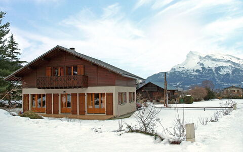 Chalet Mendiaux: Wolke, Himmel, Schnee, Gebäude, Fenster, Pflanze, Baum, Berg, Steigung, Haus