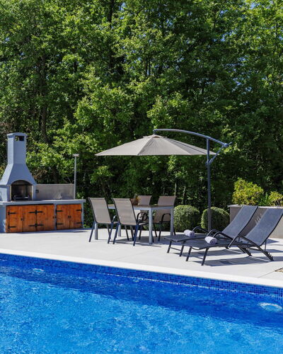 Eroa: Schwimmbad, Gartenmöbel, Möbel, Garten, Resort, Schatten, Stuhl, Sonnenliege, Freizeit, Regenschirm