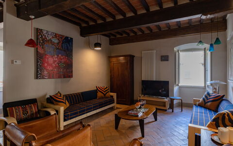 Appartamento Palei: Bilderrahmen, Eigentum, Möbel, Gebäude, Couch, Holz, Tabelle, Wohnzimmer, Interior Design, Fernsehen