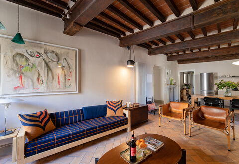 Appartamento Palei: Couch, Möbel, Eigentum, Tabelle, Gebäude, Bilderrahmen, Zimmerpflanze, Beleuchtung, Holz, Flooring