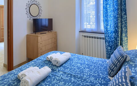 Apartments Mafalda - Levanto: Blau, Möbel, Komfort, Azurblau, Fenster, Bilderrahmen, Textil, Gebäude, Cabinetry, Holz
