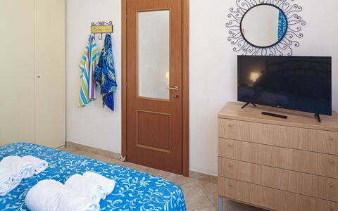 Apartments Mafalda - Levanto: Eigentum, Möbel, Cabinetry, Blau, Interior Design, Spiegel, Komfort, Holz, Gebäude, Fussboden