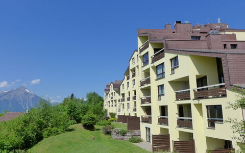 Enzian 720: Pflanze, Himmel, Gebäude, Fenster, Grundstueck, Urban Design, Baum, Berg, Gras, Eigentumswohnung
