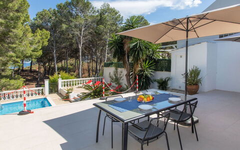 Villa Marina: Tabelle, Eigentum, Möbel, Himmel, Pflanze, Gebäude, Stuhl, Wolke, Schatten, Gartenmöbel