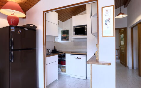 Saint Gervais 405: Cabinetry, Möbel, Eigentum, Küchengerät, Countertop, Küche, Gebäude, Holz, Interior Design