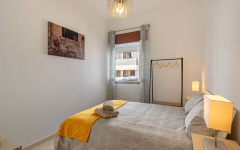 Magnolia: Bilderrahmen, Eigentum, Möbel, Gebäude, Komfort, Interior Design, Spiegel, Holz, Flooring, Gelb