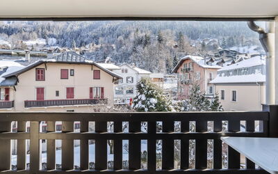 Saint Gervais 410: Gebäude, Schnee, Eigentum, Fenster, Himmel, Zaun, Haus, Baum, Holz, Morgen