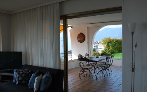 Lakeview: Möbel, Gebäude, Pflanze, Tabelle, Wohnzimmer, Holz, Komfort, Schatten, Zimmerpflanze, Fussboden