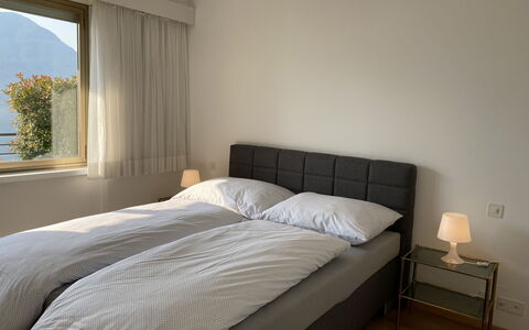 Lakeview: Möbel, Eigentum, Komfort, Licht, Schatten, Holz, Textil, Lampe, Bettrahmen, Beleuchtung