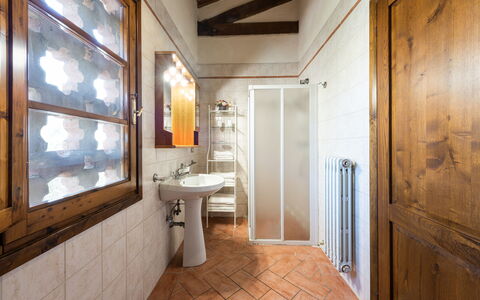 Villa Varna: Spiegel, Zapfhahn, Armatur, Sinken, Gebäude, Bad Sink, Holz, Badezimmer, Fenster, Interior Design