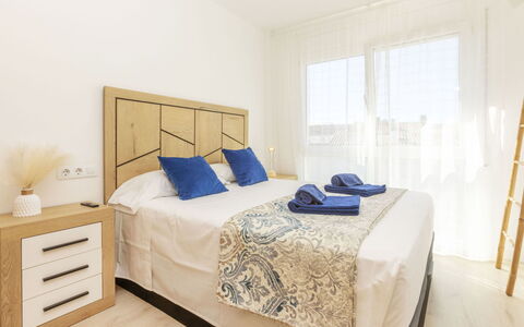Montse: Möbel, Bett, Interior Design, Schlafzimmer, Flooring, Fussboden, Bettdecke, Bedding, Holz, Zimmer