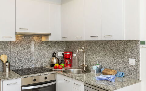 Montse: Küche, Countertop, Küchengerät, Major Appliance, Interior Design, Cabinetry, Flooring, Herd, Haushaltsgerät, Fussboden