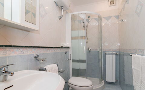 Nataly Country House: Spiegel, Armatur, Sinken, Eigentum, Zapfhahn, Bad Sink, Gebäude, Badezimmer, Interior Design, Lila