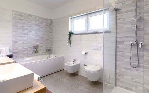 Tara: Zapfhahn, Armatur, Gebäude, Badewanne, Spiegel, Badezimmer, Lila, Fenster, Interior Design