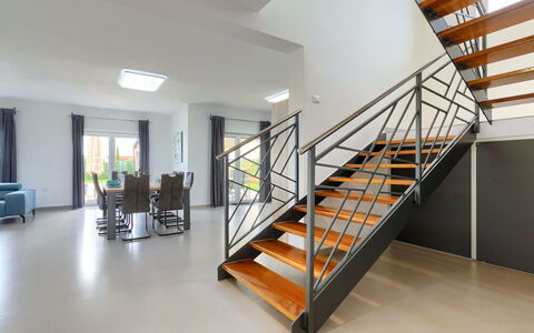 Villa Lea: Eigentum, Gebäude, Treppe, Fenster, Holz, Interior Design, Fussboden, Pflanze, Flooring