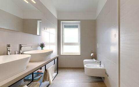 Villa Lea: Zapfhahn, Spiegel, Armatur, Sinken, Gebäude, Bad Sink, Badezimmerschrank, Badezimmer, Fenster