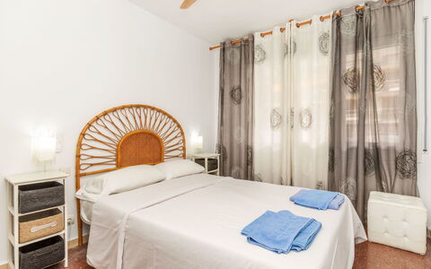 Felix: Bett, Schlafzimmer, Möbel, Interior Design, Bedding, Bettdecke, Fussboden, Textil, Flooring, Zimmer