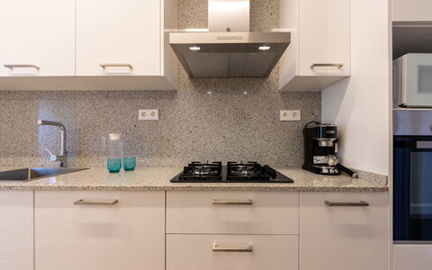 Atlantis: Cabinetry, Countertop, Gebäude, Herd, Küchengerät, Spüle, Küche, Haushaltsgerät, Schublade, Beleuchtung