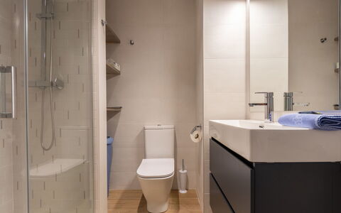 Atlantis: Armatur, Badezimmer, Spiegel, Lila, Die Architektur, Toilleten Sitz, Interior Design, Fussboden, Toilette