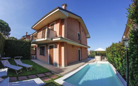 Villa Dei Castagni: Himmel, Gebäude, Pflanze, Eigentum, Fenster, Wasser, Baum, Haus, Die Architektur, Interior Design