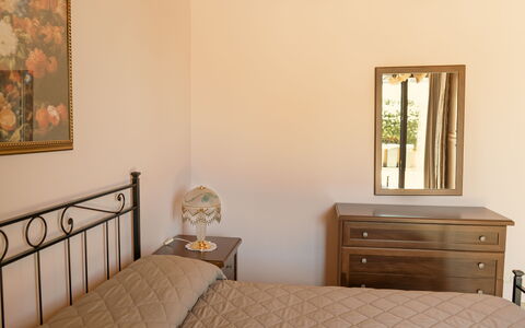 Villa Saponara: Bett, Möbel, Schlafzimmer, Bedding, Interior Design, Bettdecke, Holz, Fussboden, Flooring, Zimmer