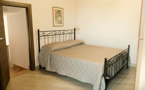 Villa Saponara: Bett, Möbel, Schlafzimmer, Bedding, Bettdecke, Fussboden, Interior Design, Flooring, Holz, Zimmer