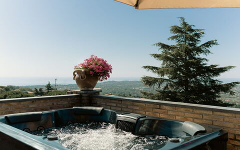 Etna Suites: Möbel, Schwimmbad, Blumentopf, Badewanne, Resort, Gartenmöbel, Jacuzzi, Zimmerpflanze, Eco Hotel