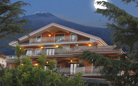 Etna Suites: Himmel, Pflanze, Eigentum, Gebäude, Licht, Natur, Botanik, Baum, Berg, Fenster
