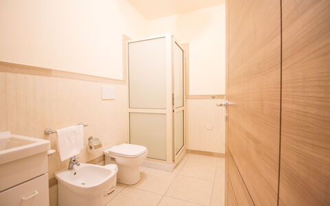 Etna Suites: Armatur, Eigentum, Badezimmer, Gebäude, Toilleten Sitz, Toilette, Bad Sink, Lila, Holz, Haus