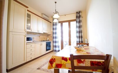 Suite Monolocale 1: Cabinetry, Möbel, Fenster, Gebäude, Countertop, Holz, Tabelle, Interior Design, Schublade, Küche