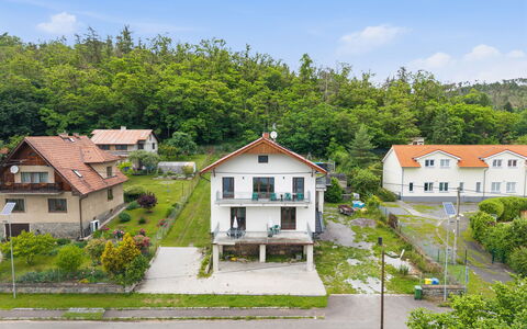 Zupanovice 100: Möbel, Gartenmöbel, Stuhl, Garten, Hinterhof, Schatten, Garten, Landscaping, Eco Hotel, Tisch Im Freien