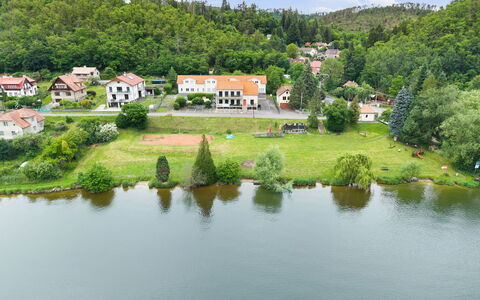 Zupanovice 100: Möbel, Gartenmöbel, Stuhl, Garten, Hinterhof, Schatten, Garten, Landscaping, Eco Hotel, Tisch Im Freien