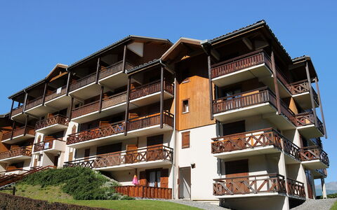 Les Hauts de Saint Gervais: Himmel, Gebäude, Eigentum, Pflanze, Urban Design, Eigentumswohnung, Wohngebiet, Fassade, Grundeigentum, Tower Block