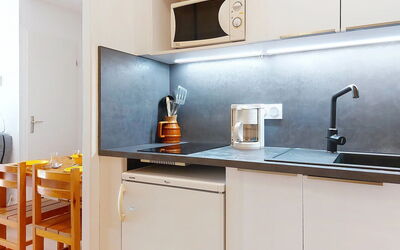 Les Hauts de Saint Gervais 800.3: Küche, Countertop, Spüle, Küchengerät, Major Appliance, Armatur, Sinken, Interior Design, Zapfhahn, Cabinetry