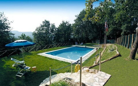 Le Piane: Wasser, Himmel, Eigentum, Schwimmbad, Pflanze, Schatten, Gebäude, Gartenmöbel, Baum, Gras