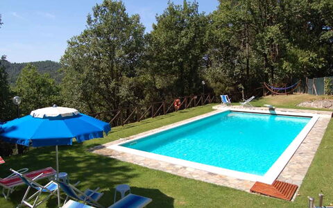 Le Piane: Wasser, Pflanze, Schwimmbad, Azurblau, Blau, Schatten, Gebäude, Himmel, Die Architektur, Baum